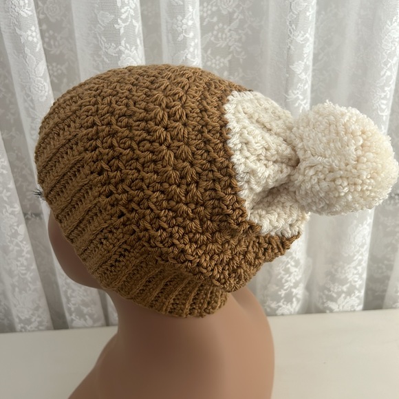 Hand made crochet hat with pompom - Picture 3 of 6